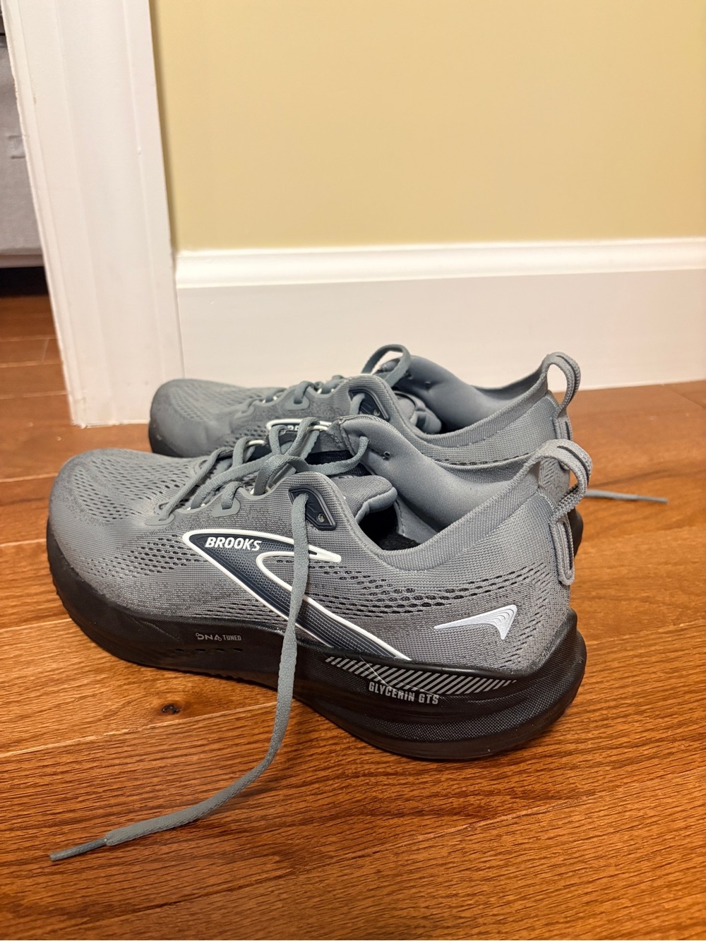 Brooks Glycerin GTS Running Shoes - Light Gray (The box is the wrong style)
